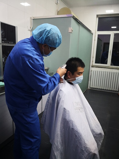 公司工會組織員工獻愛心義務(wù)理發(fā)